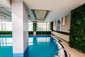 Bazén v ubytování Hotel Nevis Wellness & SPA nebo v jeho okolí