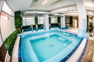 Bazén v ubytování Hotel Nevis Wellness & SPA nebo v jeho okolí