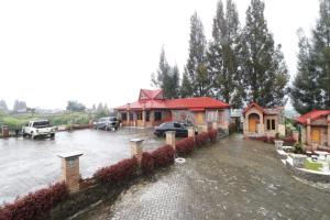 ein überflutetes Haus mit einem Auto daneben geparkt in der Unterkunft Alloyna Country Cottage Brastagi in Berastagi