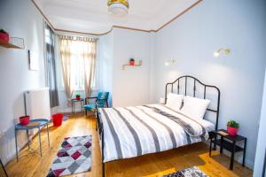 - une chambre avec un lit et deux chaises dans l'établissement Ministry Mansion (SKG), à Thessalonique
