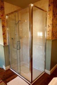 Een badkamer bij Crookedstone House