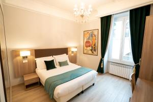 una camera da letto con un letto e un lampadario di Archi di Roma Guest House a Roma