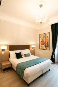 una camera da letto con un letto grande e un lampadario di Archi di Roma Guest House a Roma