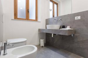 bagno con lavandino e servizi igienici di La casa di Nonna Maria a Catania