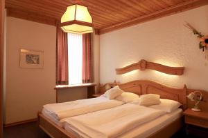 Ein Bett oder Betten in einem Zimmer der Unterkunft Hotel-Restaurant Weisses Kreuz
