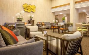 Phuket Merlin Hotel的休息区