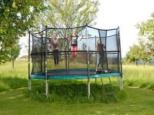 eine Gruppe von Mädchen, die auf einem Trampolin stehen in der Unterkunft Ferienhaus Bührer in Freiamt