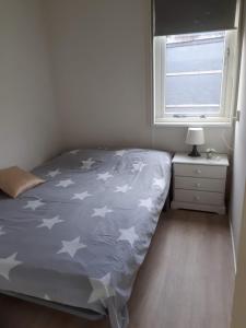 Un dormitorio con una cama con estrellas. en Boshut Schoorl, en Schoorl
