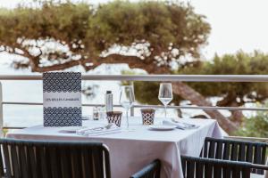 Hôtel Les Roches Blanches Cassis的酒水