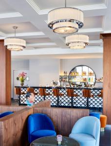 Hôtel Les Roches Blanches Cassis的休息区