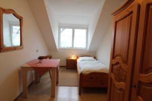 A bed or beds in a room at Gasthaus Deutsches Haus