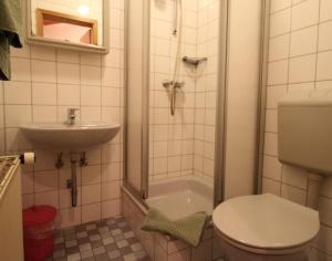 A bathroom at Gasthaus Deutsches Haus