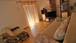 Televízia a/alebo spoločenská miestnosť v ubytovaní Apartments Marusic