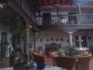 - un salon avec une table et des chaises ainsi qu'un escalier dans l'établissement Los Girones Pacheco, à Villanueva de los Infantes