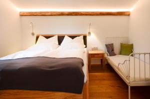 Tempat tidur dalam kamar di Schörghof