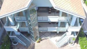 - une vue sur une maison avec des escaliers et un bâtiment dans l'établissement Hotel Diamante, à Francavilla al Mare