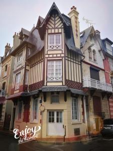 een oud huis met een gambrel bij Study du pêcheur in Trouville-sur-Mer