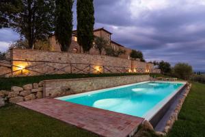 einen Pool im Hof eines Hauses in der Unterkunft Il Castro Luxury Apartments in San Gimignano