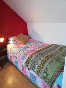 um quarto com uma cama com um cobertor colorido em Peaceful Haven on the Wild Atlantic Way em Miltown Malbay