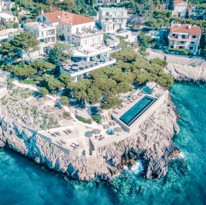 an aerial view of a house on a cliff at Hôtel Les Roches Blanches Cassis in Cassis