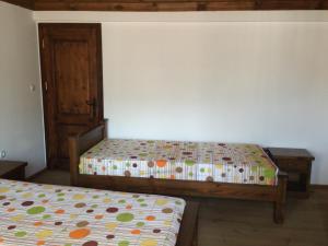1 Schlafzimmer mit 2 Betten und einer Tür in der Unterkunft Ristevata Guest House in Kovachevitsa