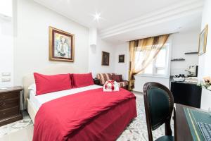 a bedroom with a bed with a red blanket at LE BERCEAU in Naples