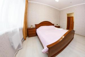 a small bedroom with a bed and a window at Двухкомнатные просторные апартаменты RentHome в ЖК Кемерово-Сити in Kemerovo