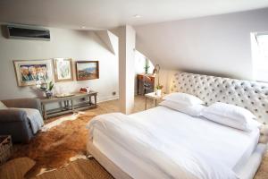 מיטה או מיטות בחדר ב-Collection Luxury Apartments - Rozenhof Villa