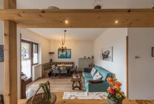 een woonkamer met een blauwe bank en een tafel bij Residence Ledro in Ledro