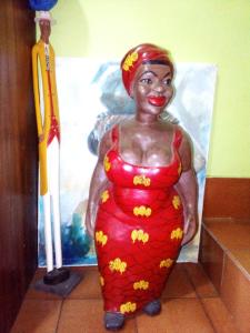 une statue d'une femme en robe rouge dans l'établissement Villa Mango, à Abidjan