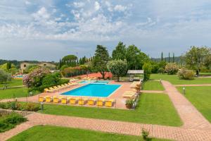 an overhead view of a swimming pool with lounge tables and chairs at Relais La Pieve Vecchia in Riparbella
