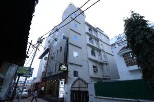 a tall white building on a city street at HOTEL PRATAP GRAND in Rānchī