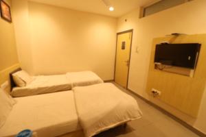 A bed or beds in a room at HOTEL PRATAP GRAND