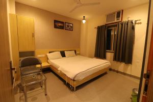 a bedroom with a bed and a chair in it at HOTEL PRATAP GRAND in Rānchī