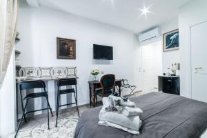 a bedroom with a bed and a table and chairs at LE BERCEAU in Naples
