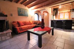 - un salon avec un canapé et une table dans l'établissement Apartment Torri, à Florence