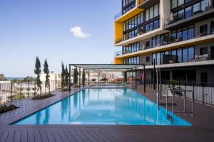 Baseinas apgyvendinimo įstaigoje Luxury Beach Apartment with Pool & Gym By Airsuite arba netoliese
