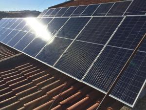 a group of solar panels on top of a roof at Hotel Brasa in Elvas