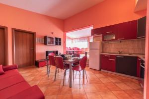 Kuchyň nebo kuchyňský kout v ubytování Apartments Karen