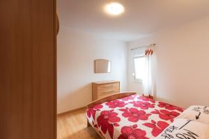 Postel nebo postele na pokoji v ubytování Apartments Karen