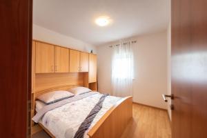 Postel nebo postele na pokoji v ubytování Apartments Karen