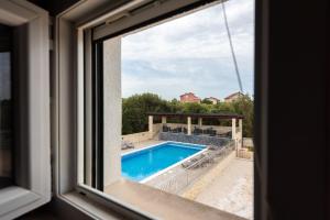 Bazén v ubytování Apartments Karen nebo v jeho okolí