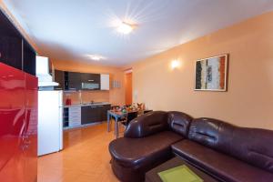 Kuchyň nebo kuchyňský kout v ubytování Apartments Karen