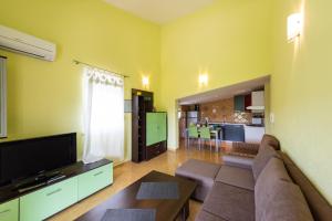 TV a/nebo společenská místnost v ubytování Apartments Karen
