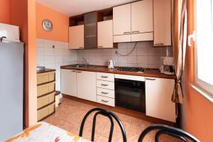 Kuchyň nebo kuchyňský kout v ubytování Apartments Karen
