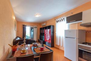 Kuchyň nebo kuchyňský kout v ubytování Apartments Karen