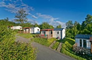 a row of cottages in a row at KNAUS Campingpark Hennesee in Meschede