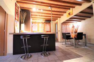 - un bar dans une pièce avec une table et des chaises dans l'établissement Apartment Torri, à Florence