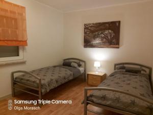 1 Schlafzimmer mit 2 Betten und einem Fenster in der Unterkunft Ferienwohnung Schlachthof Str.15a in Zweibrücken
