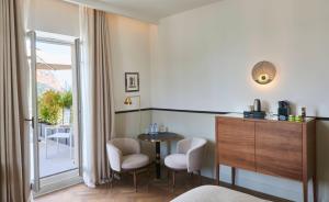 Hôtel Les Roches Blanches Cassis的咖啡和沏茶工具